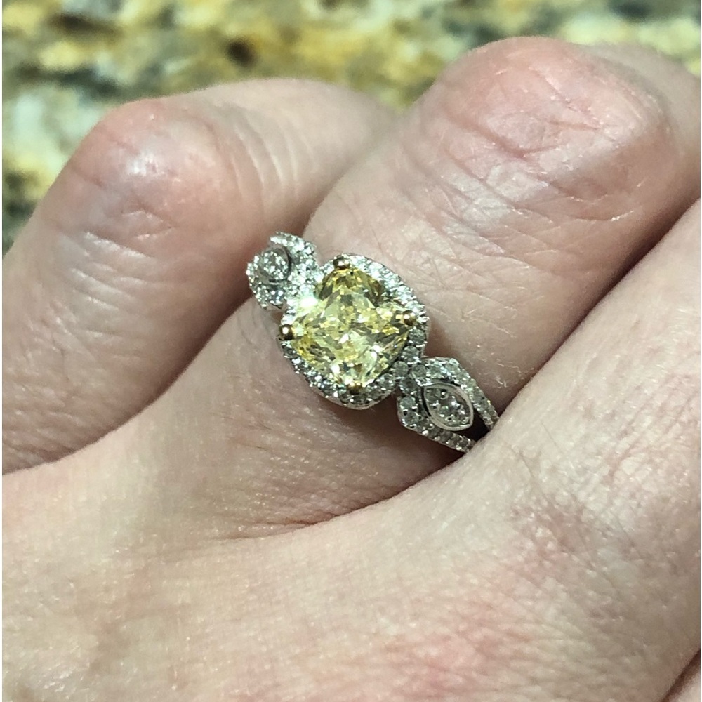 Beautiful size 7 sterling silver ring with yellow center stone